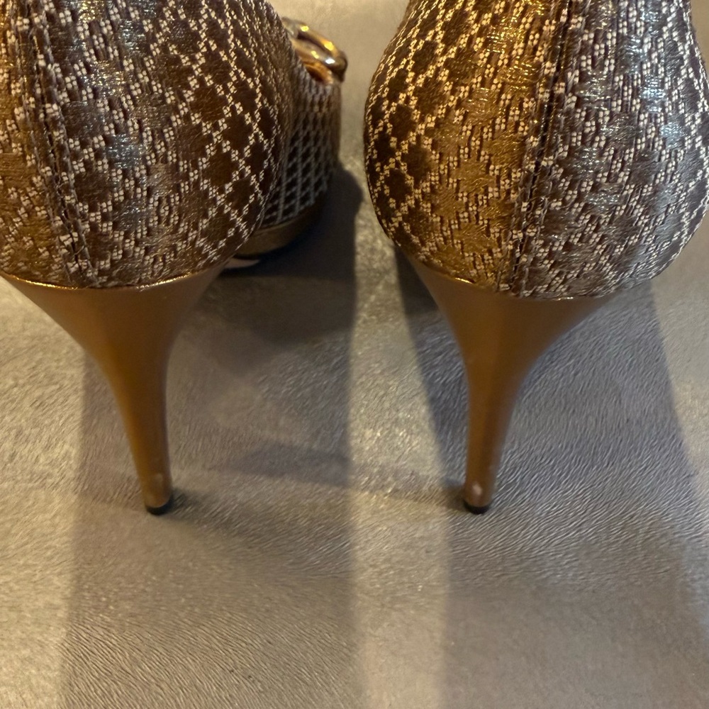 Gucci Brown Patterned Peep-Toe Heels with Gold Horsebit. Size 37 - Picture 5 of 12